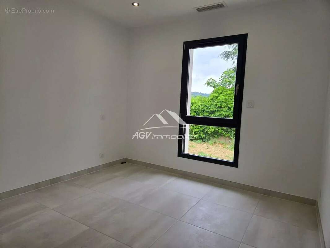 Maison à SAINT-JULIEN-LES-ROSIERS