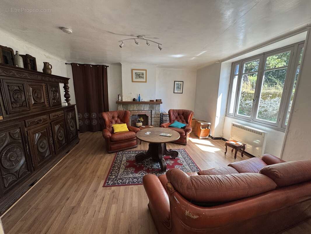 n°5 - Maison à SAINT-HILAIRE-LE-CHATEAU