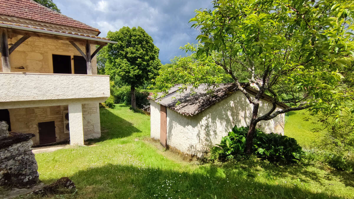 Propriété quercynoise à rénover avec dépendances et 6950 m2 terrain avec source - photo 22