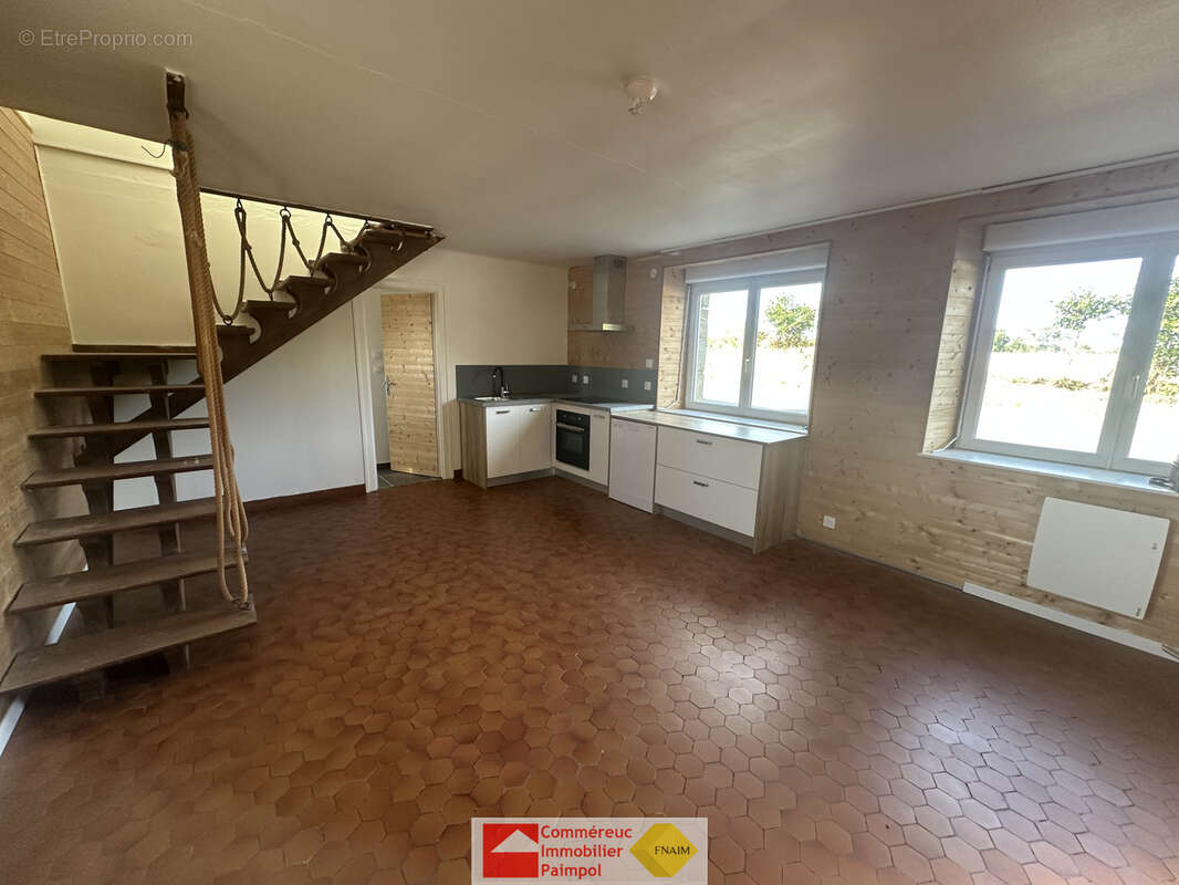 SAINT CLET, aux portes de PONTRIEUX, A VENDRE maison en pierres avec cour - photo 2