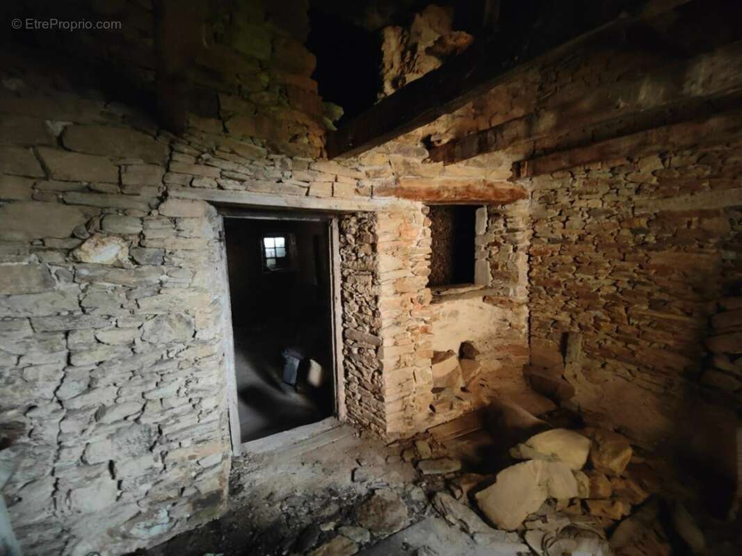 Charmante maison en pierres a renover avec dependances - photo 2