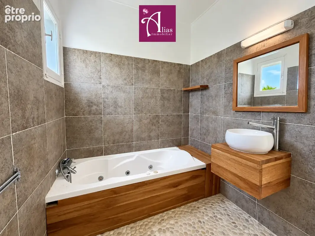 À VENDRE - Villa F4 avec petite piscine + T2 indépendant au Gosier - photo 5