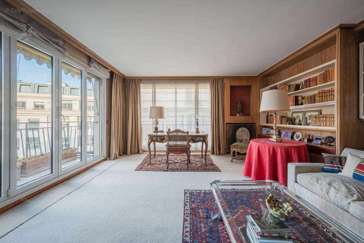 Appartement à PARIS-16E