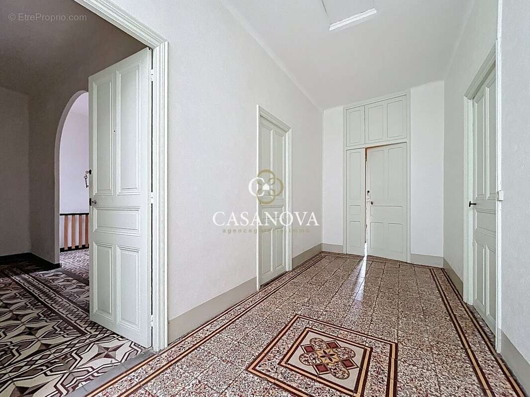 À vendre à Hérépian : grande maison de ville 300 m² avec cour, 2 garages, terrasses et fort potentiel de rentabilité proche de L - photo 5