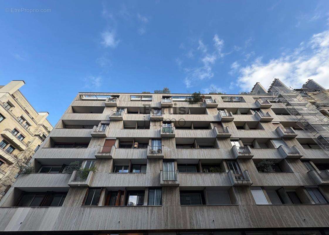 Appartement à PARIS-16E