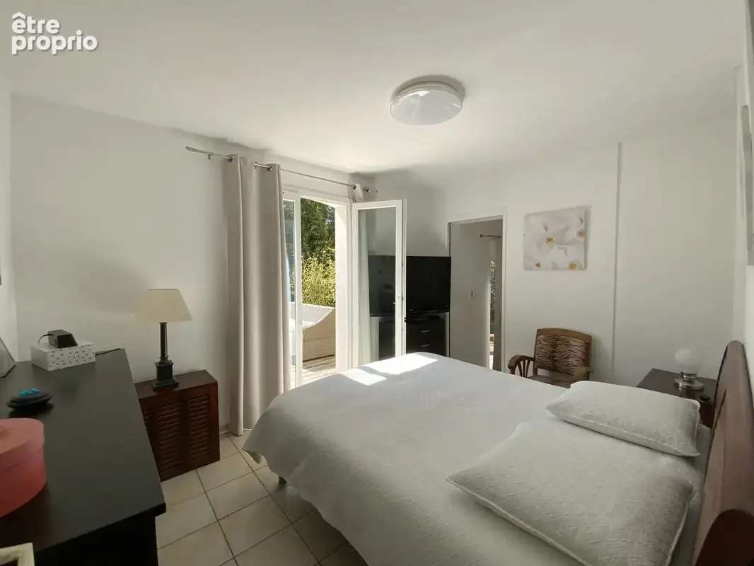 Villa de plain pied sur un magnifique terrain arboré avec piscine. - photo 7
