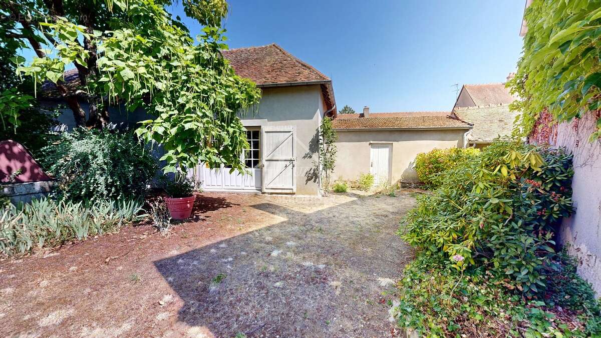 Ancienne maison de maître Bourbonnaise – 280 m² habitables avec dépendances et verger SAINT-HILAIRE - photo 12