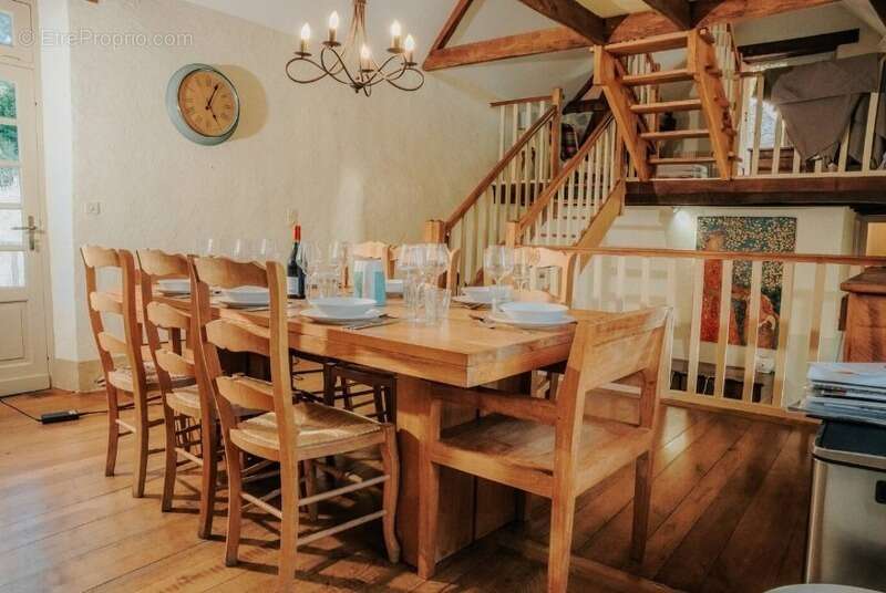 Maison à SAINT-LEON-SUR-VEZERE