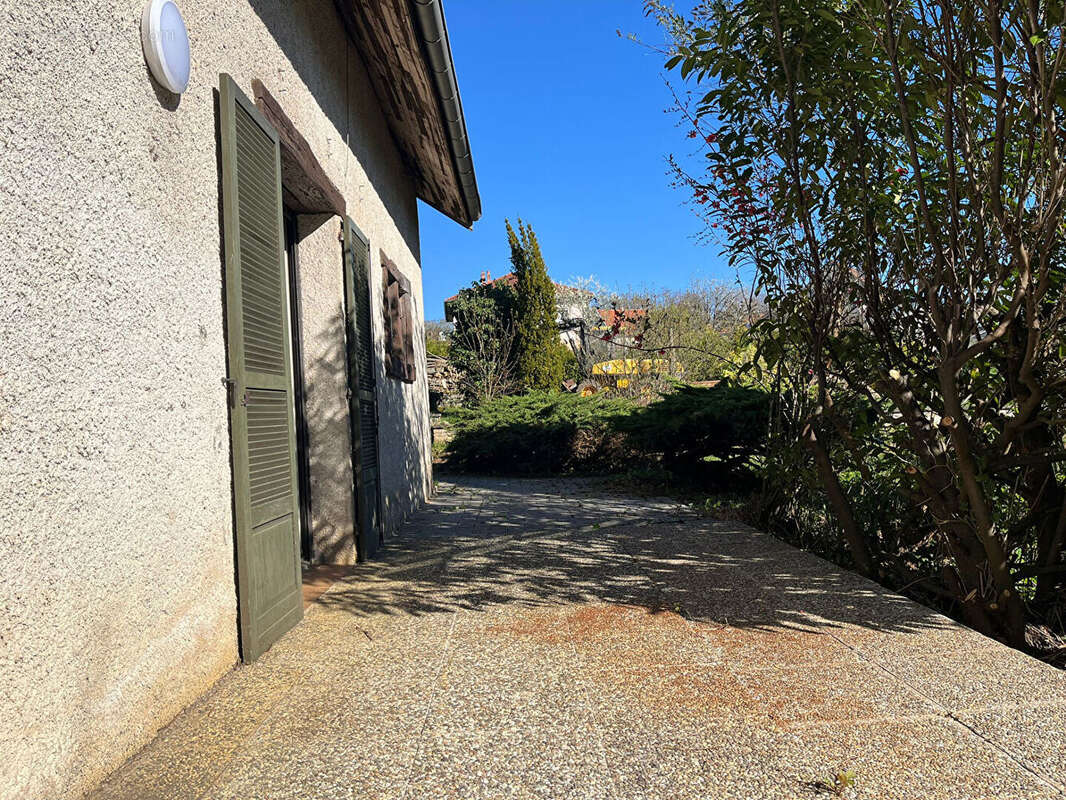 Maison à POUILLEY-LES-VIGNES