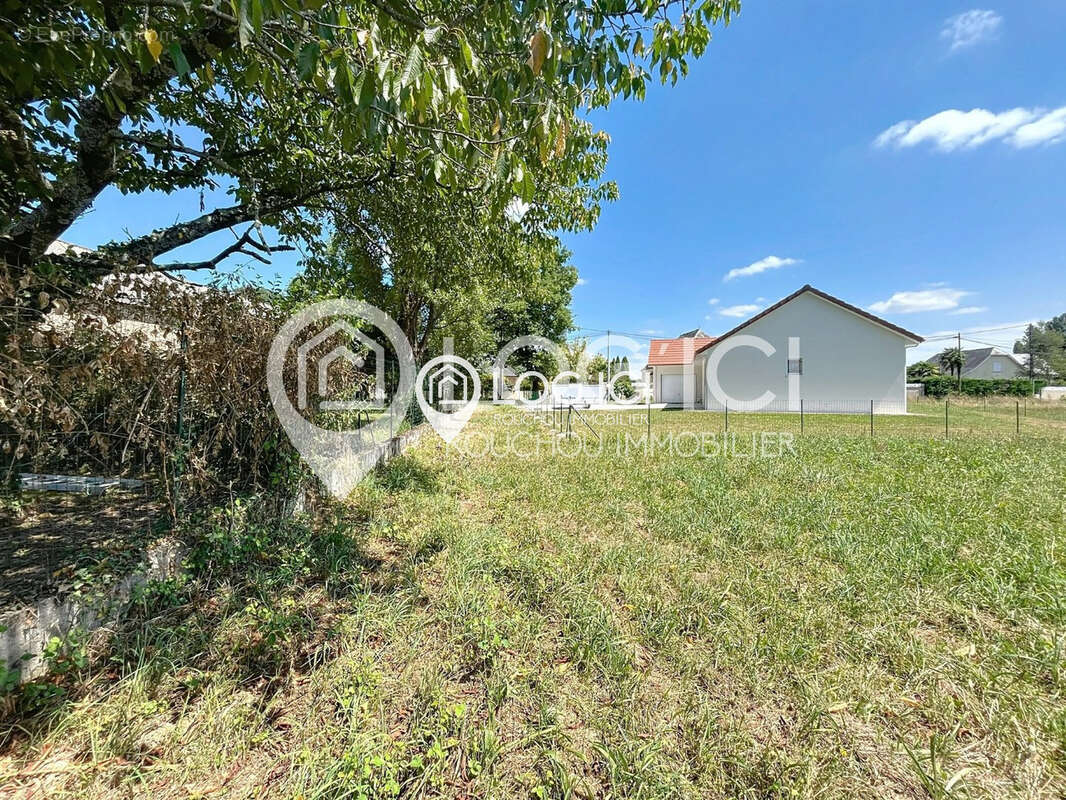 Terrain à ARTIGUELOUTAN