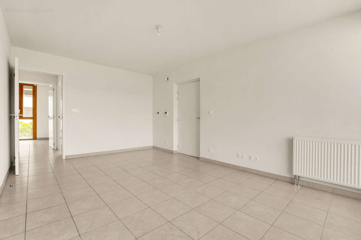 Exclusivité - t3 avec 2 parkings sécurisés. - photo 3