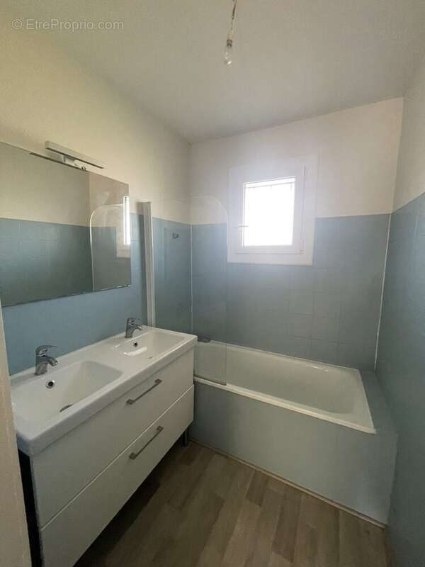 salle de bains - Maison à SAINT-PIERRE-DE-CHIGNAC