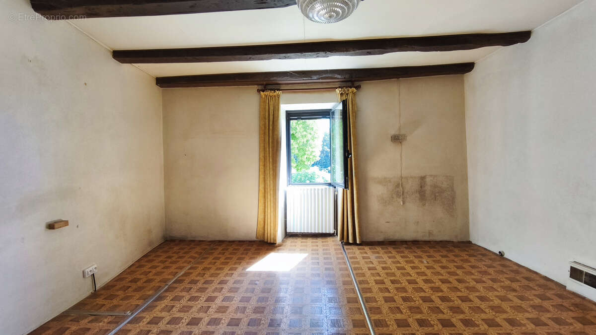Propriété quercynoise à rénover avec dépendances et 6950 m2 terrain avec source - photo 13