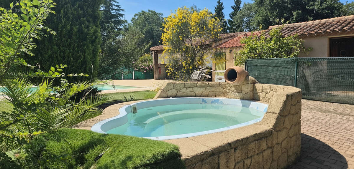 domaine  avec Gîtes, deux maisons et roulotte. - photo 6