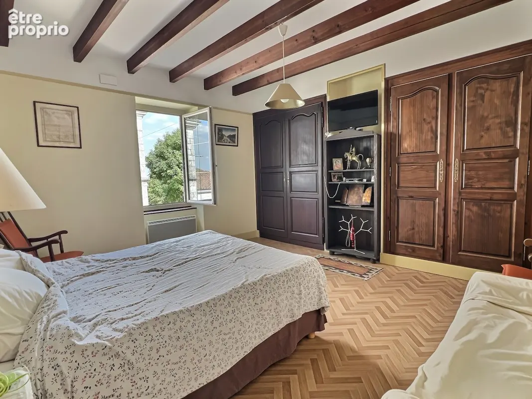 À Monclar, découvrez cette belle maison de maître en pierre de179 m²  datant des années 1820, sur un terrain d'environ 900 m², a - photo 7