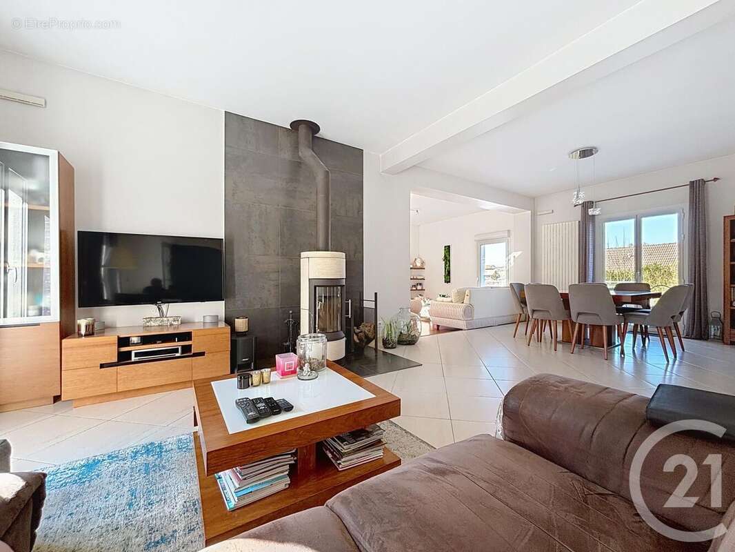 Maison à VAUX-LE-PENIL