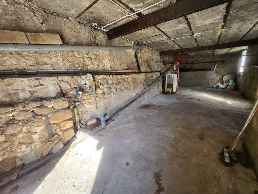 Maison à SAINT-LAURENT-DU-PAPE