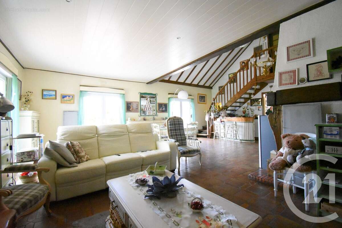 Maison à CREUZIER-LE-VIEUX