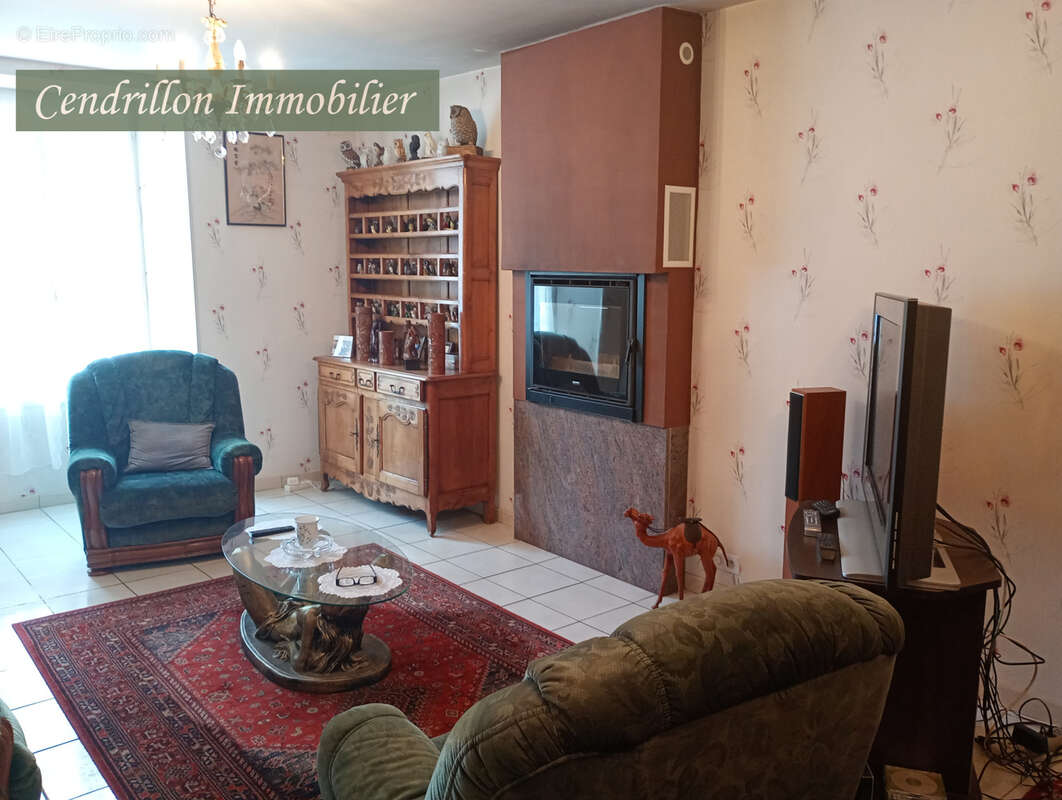 Maison en pierre indépendante avec 3 chambres sur un parc arboré de 4200 m2 avec dépendances  et puits - photo 4