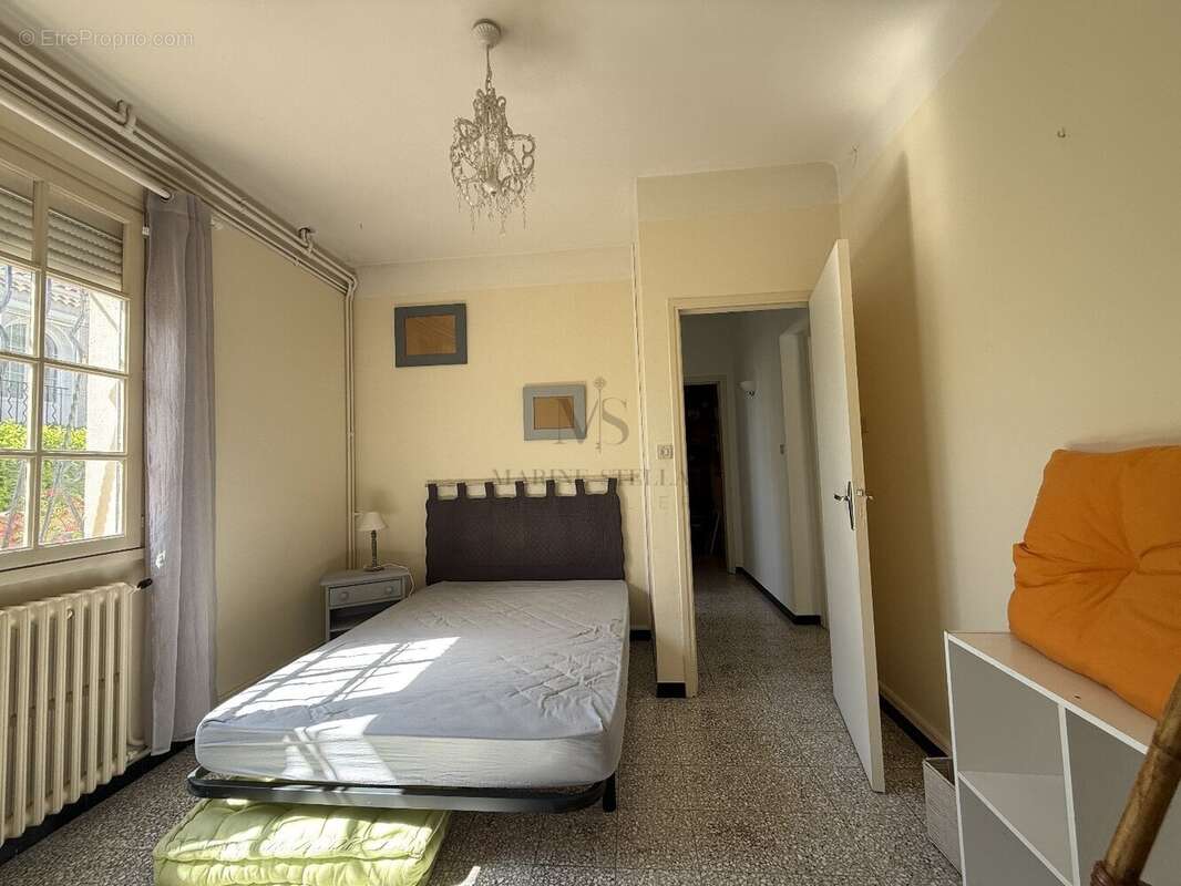 Maison en trois faces sur deux niveaux avec Garage. - photo 8