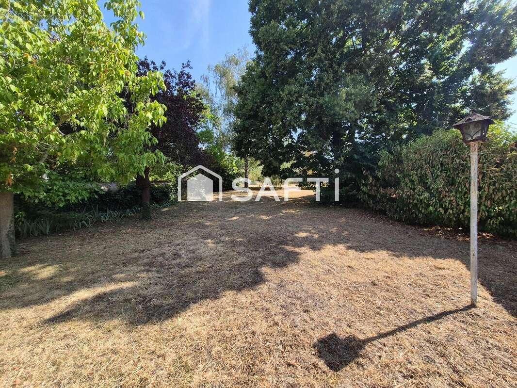 Maison 255 m² à Descartes  - photo 6
