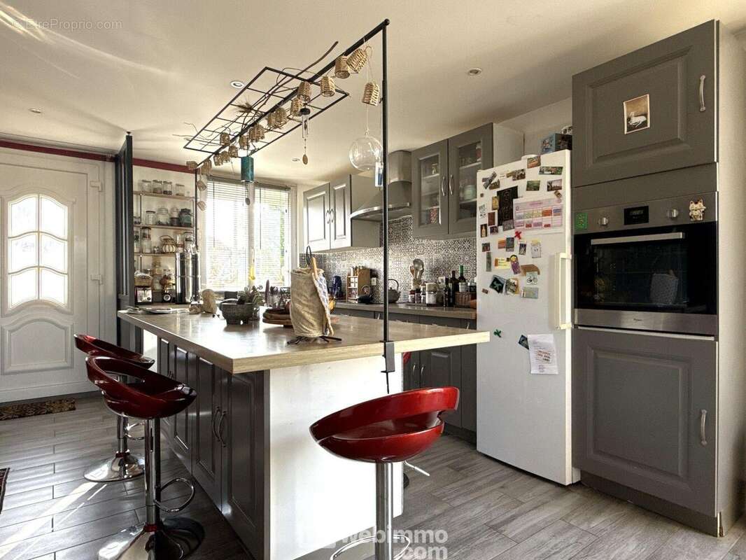 Et cuisine aménagée-équipée ouverte façon US. - Maison à POITIERS