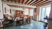 Voici le séjour de 28 m² avec ses poutres apparentes. - Maison à MILLY-LA-FORET