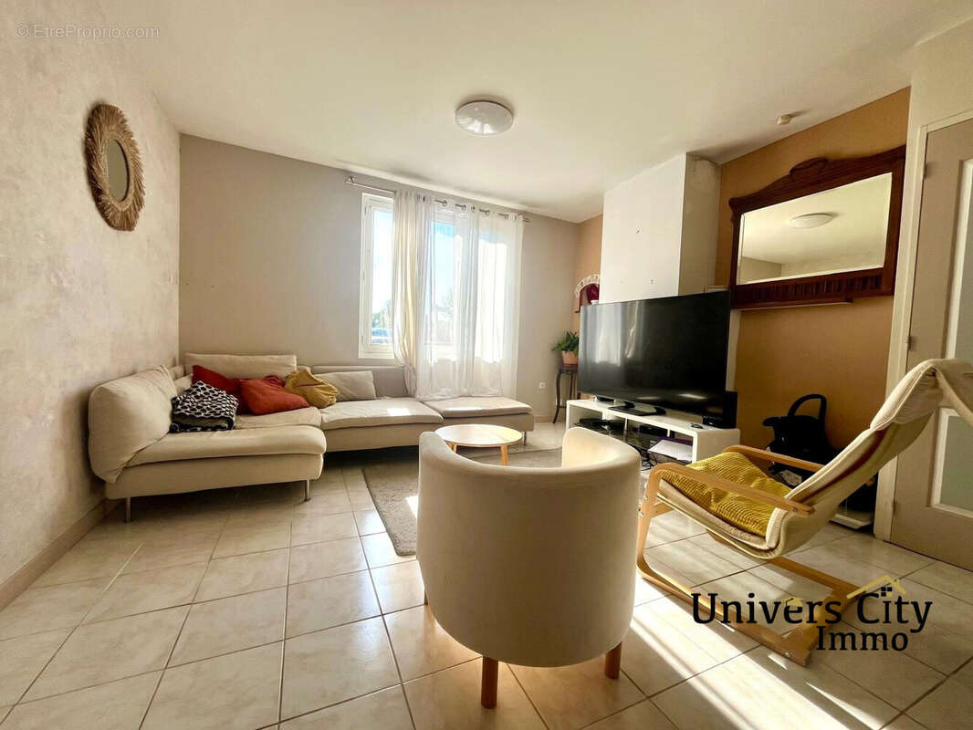 Maison à SAINT-CLEMENT-DES-LEVEES