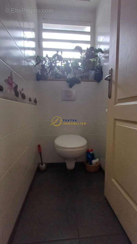 WC - Etage 1 - Maison à LE TAMPON