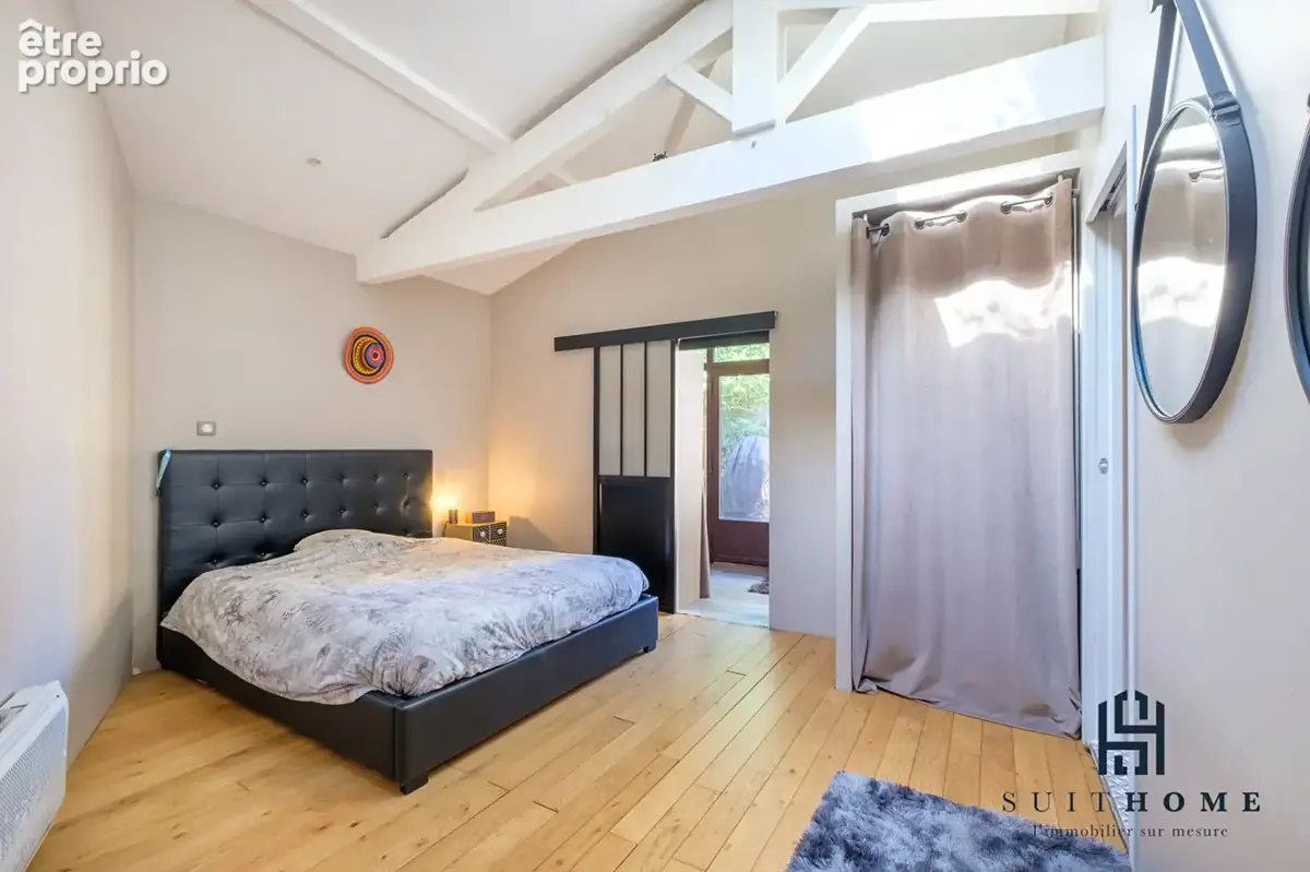 A vendre maison 175 m²  à Saint Romain Au Mont D Or, piscine et terrain clos et arboré - photo 9