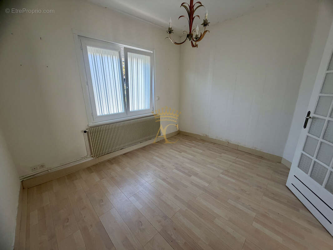 Idéal investissement locatif ou première acquisition : Maison à rénover dans un secteur calme de TREPIED - photo 4