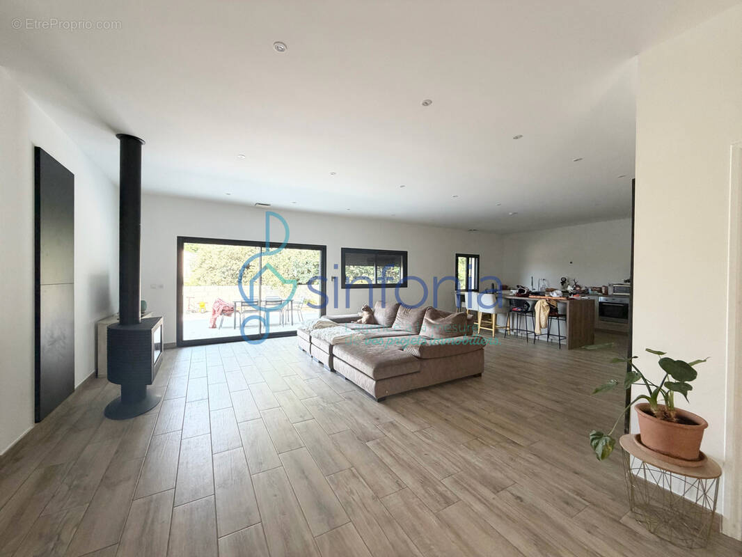 Superbe villa récente 145 m2 de plain-pied proche Uzes avec jardin et piscine - photo 2