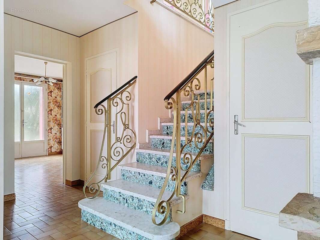 Escalier - Maison à CASTELNAU-MONTRATIER