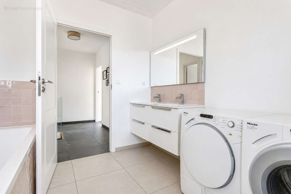 Maison contemporaine de 170 m2 construite en 2021 sur une parcelle d'environ 650 m2 - Veigy Foncenex - photo 11