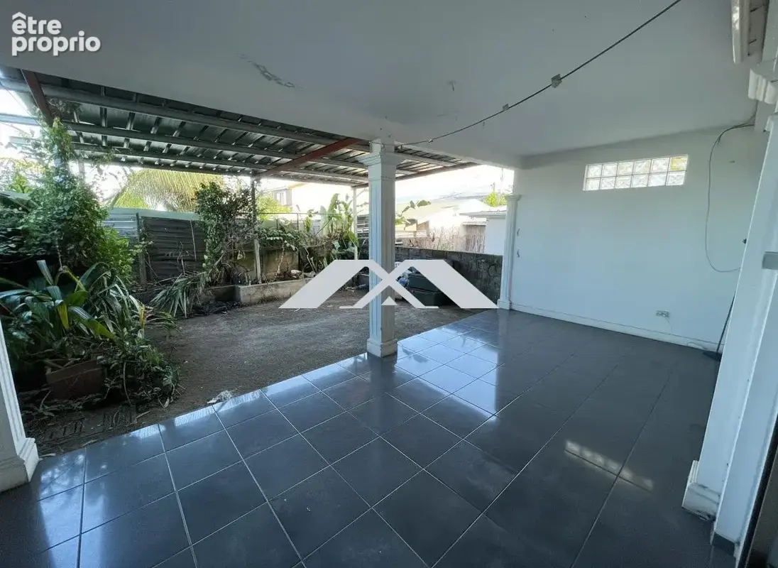 Maison 137 m² à Saint-Benoit  - photo 2