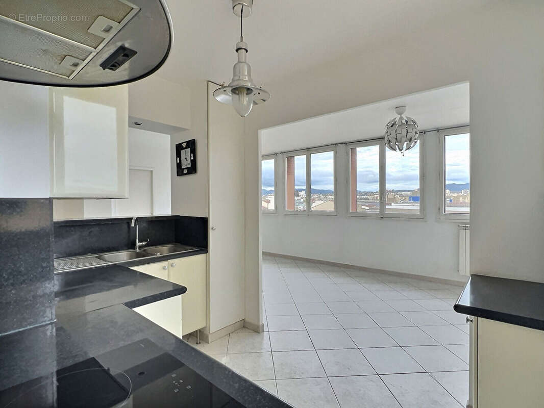 Appartement à MARSEILLE-5E