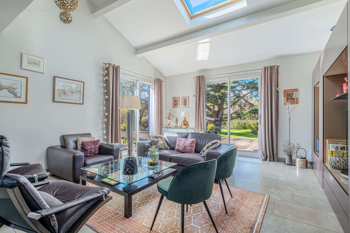 Maison à LA TOUR-DE-SALVAGNY