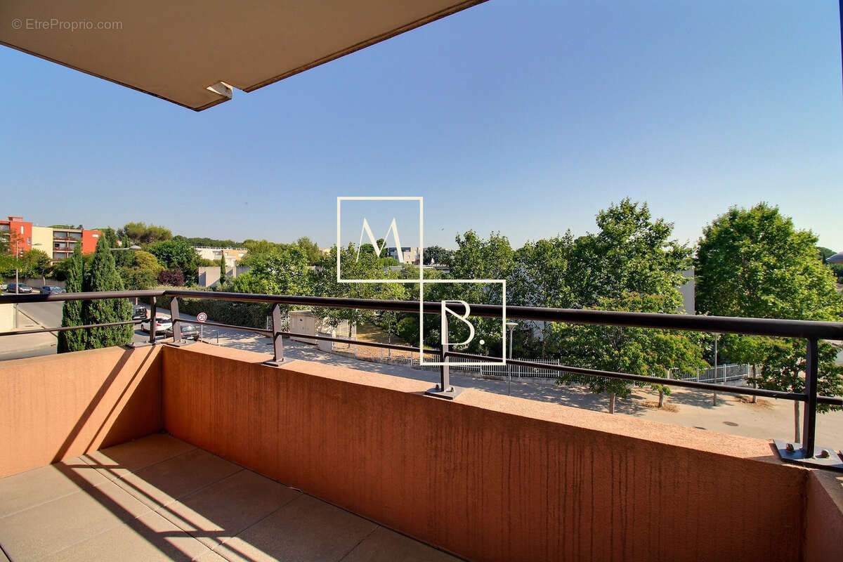 À vendre, Croix d'Argent, T4 de 101,46 m2 loi carrez avec 3 chambres, terrasse, loggia, garage et parking - photo 13