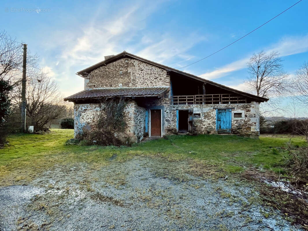 Maison à LESIGNAC-DURAND
