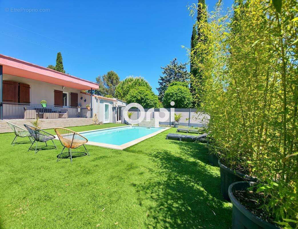 Villa de plain-pied avec piscine, dépendance et terrain plat de 995 m² - photo 3