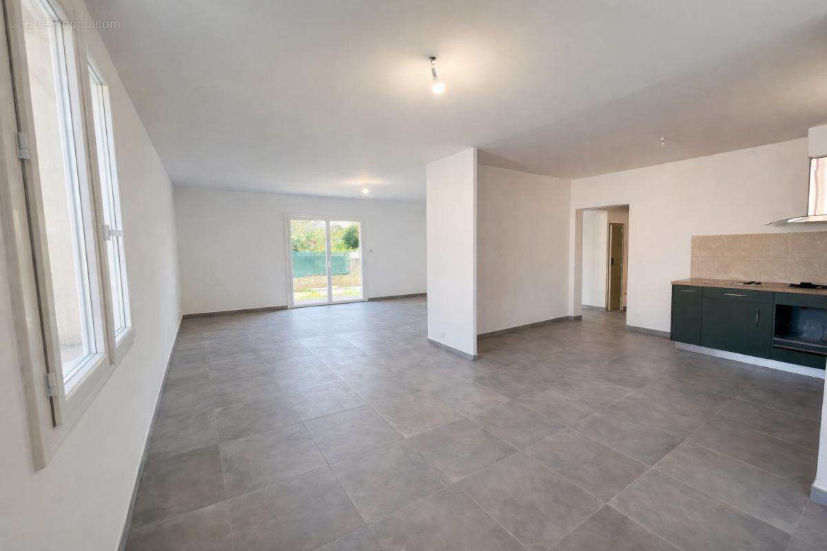 Maison Saint Mitre Les Remparts 4 pièces 113 m2 - photo 3