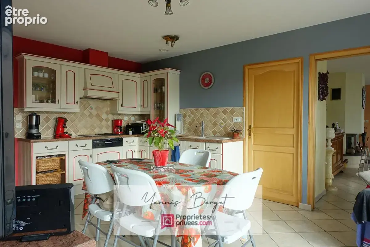Maison plain-pied - 155 m² - Jardin - Garages et dépendances - photo 13