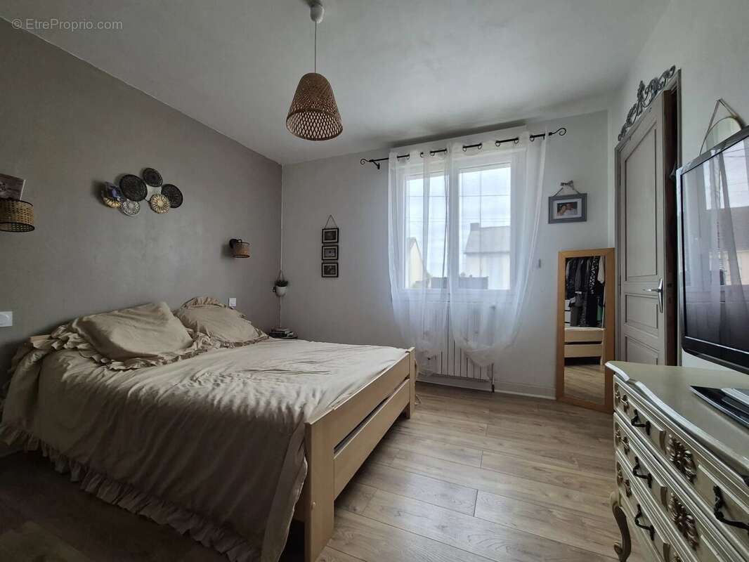 Maison à MESLAY-DU-MAINE