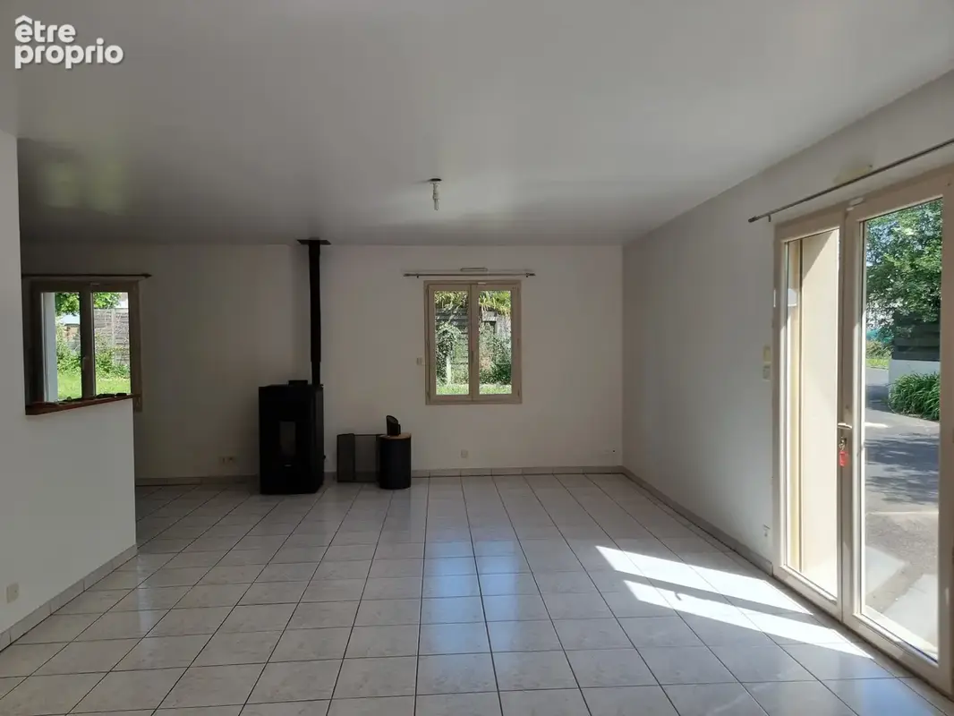 Maison de plain pied à Bourgbarré, 3ch,  sur 1440m2 en centre bourg . - photo 6