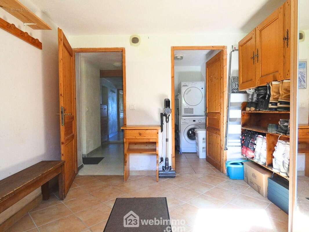 Une buanderie attenante est équipée d?un lave linge, sèche-linge et d?un réfrigérateur combiné. - Appartement à CREST-VOLAND