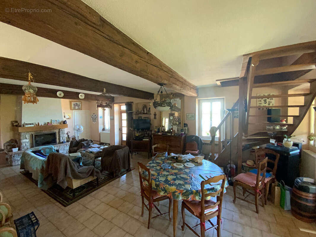 SAINT-EMILAND - Proche gare TGV - Maison de village de 139 m² hab. (3 chambres) avec dépendances (90 m²) - photo 5