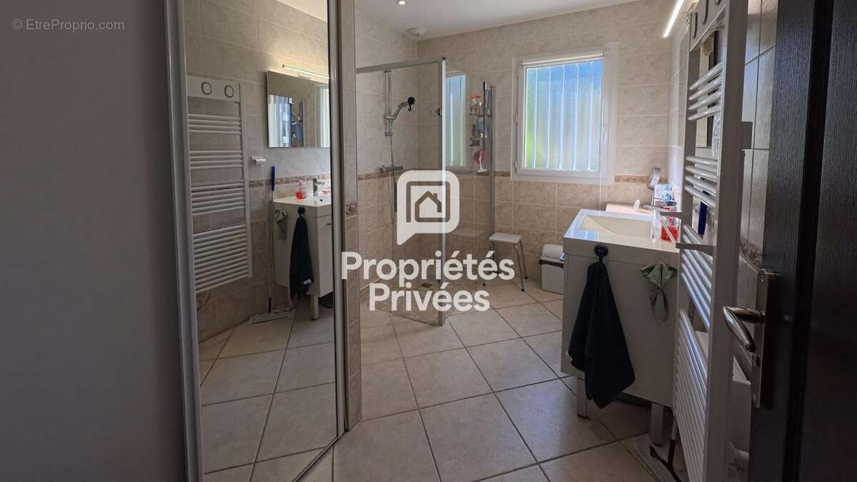 Maison PLAIN-PIED + 2 GARAGES - Secteur Nontron - photo 12