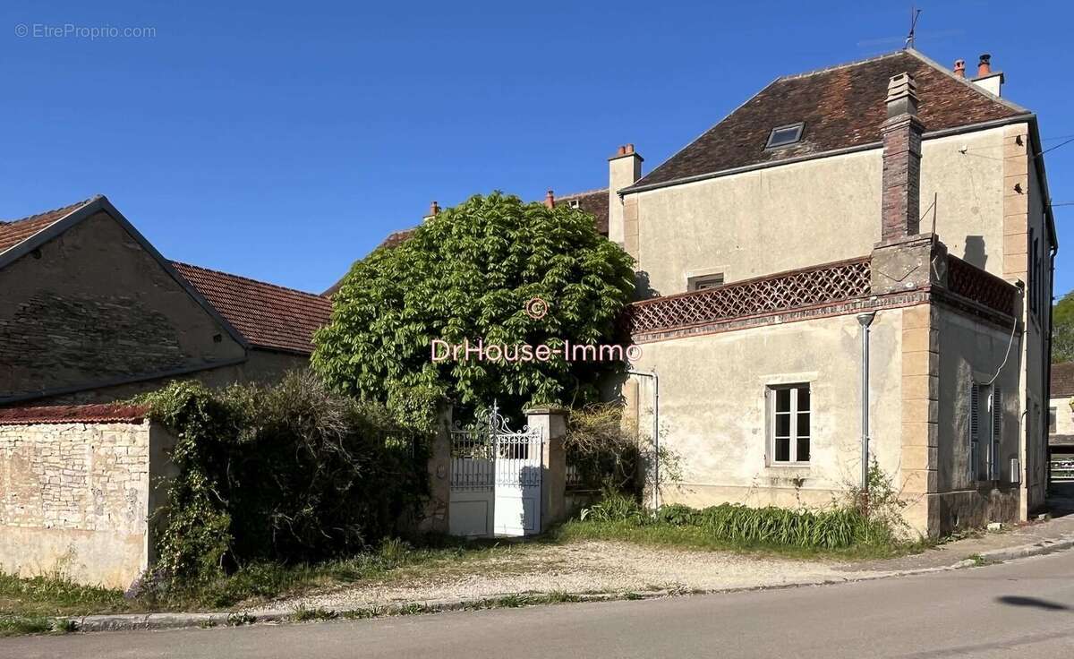 Maison à NOYERS