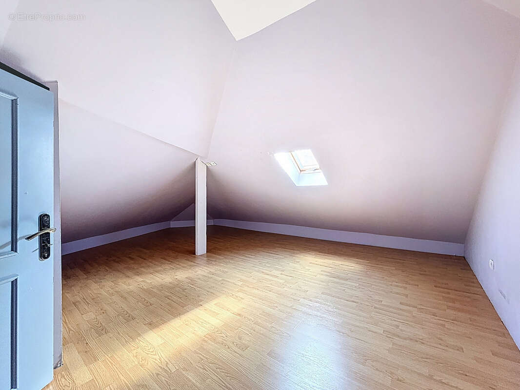 Maison proche des commerces avec terrasse de 42 m2 et un grand garage. - photo 12