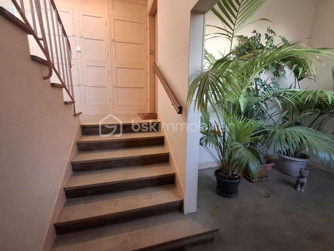 ***appartement 56m2  2chambres refait a neuf avec balcon, cave, box parking privatif dieppe*** - photo 3